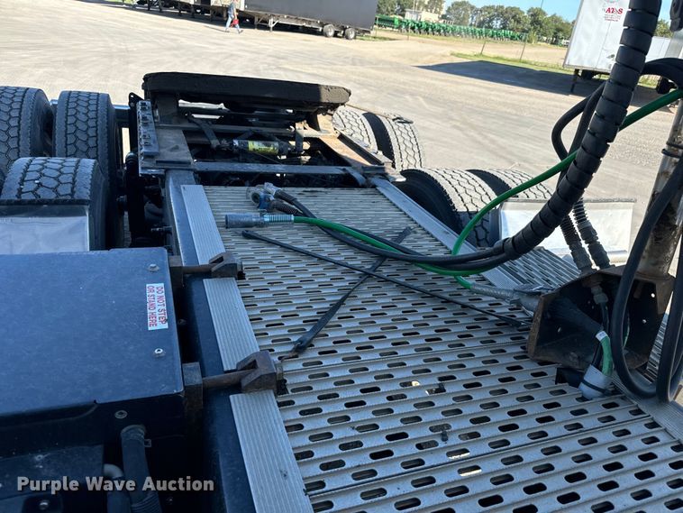 image for item MV9056 2019 Volvo VNL semi truck