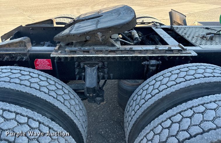 image for item MV9056 2019 Volvo VNL semi truck