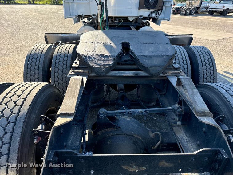 image for item MV9056 2019 Volvo VNL semi truck