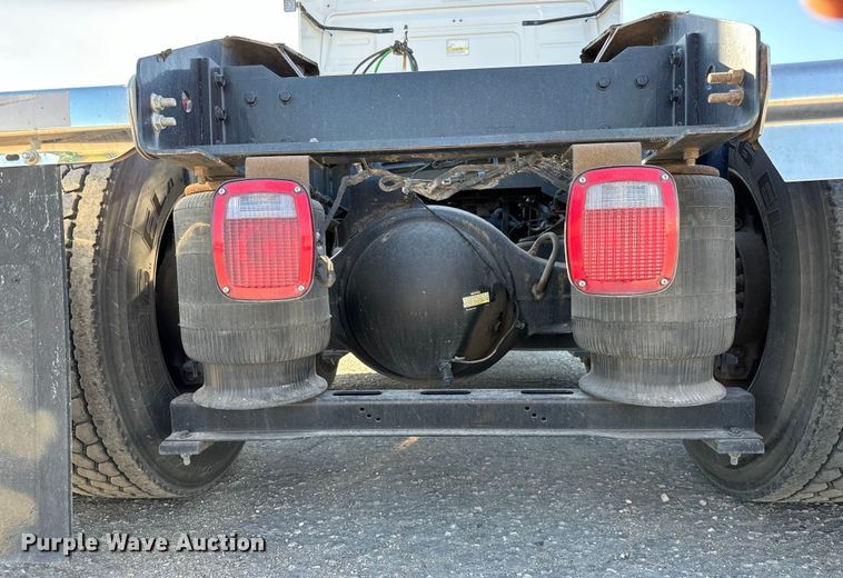 image for item MV9056 2019 Volvo VNL semi truck