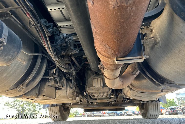 image for item MV9056 2019 Volvo VNL semi truck