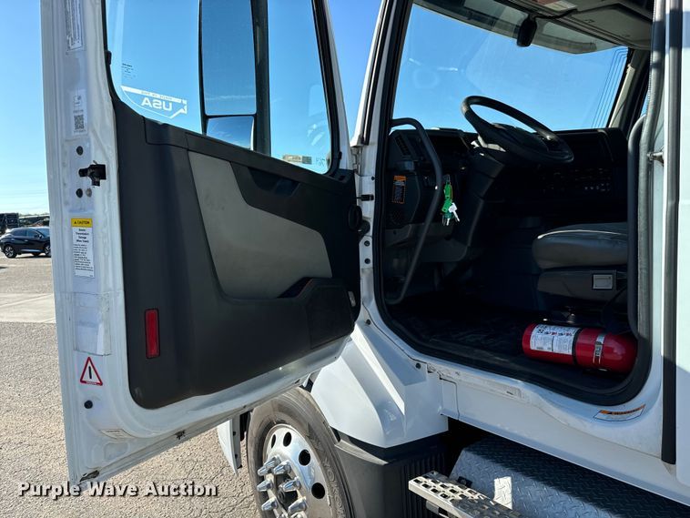 image for item MV9056 2019 Volvo VNL semi truck