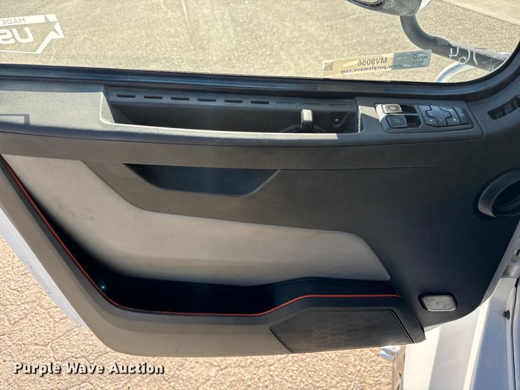 image for item MV9056 2019 Volvo VNL semi truck