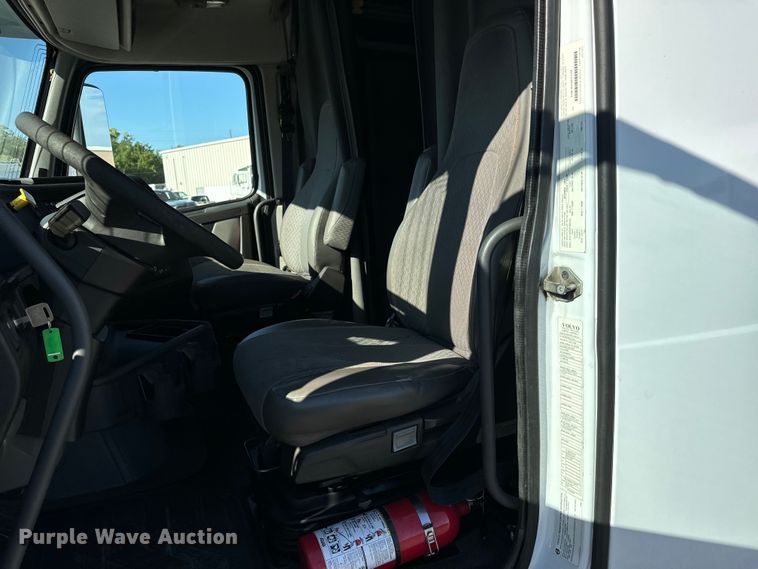 image for item MV9056 2019 Volvo VNL semi truck