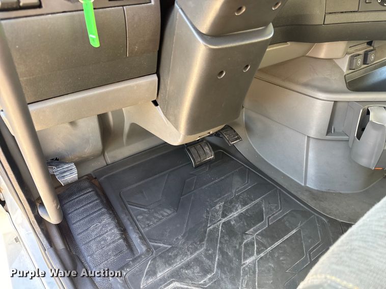 image for item MV9056 2019 Volvo VNL semi truck