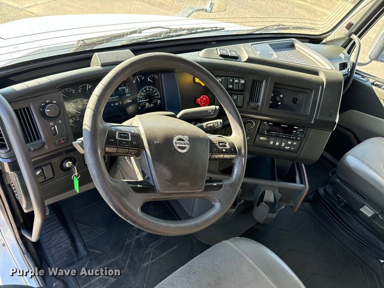 image for item MV9056 2019 Volvo VNL semi truck