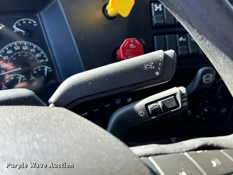 image for item MV9056 2019 Volvo VNL semi truck