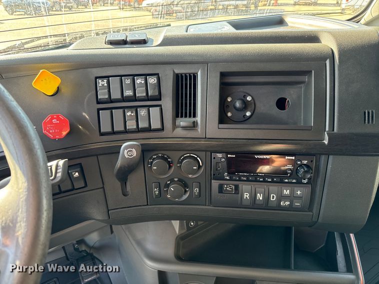 image for item MV9056 2019 Volvo VNL semi truck