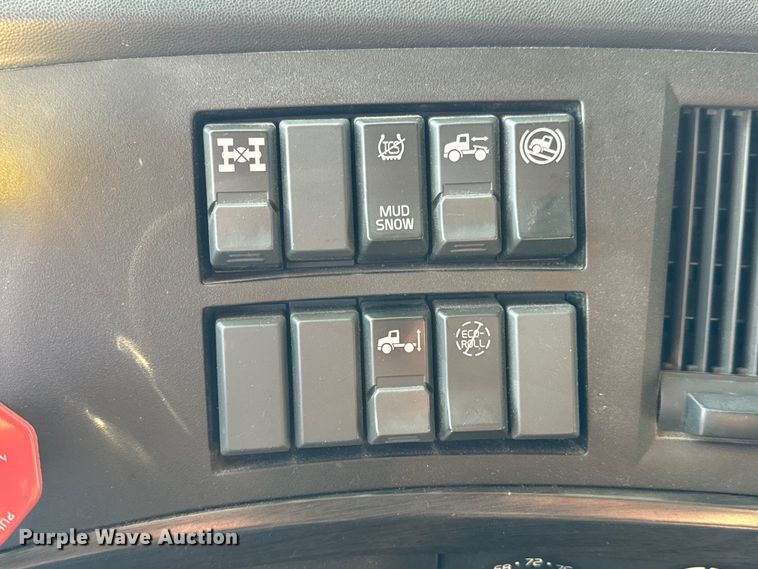 image for item MV9056 2019 Volvo VNL semi truck