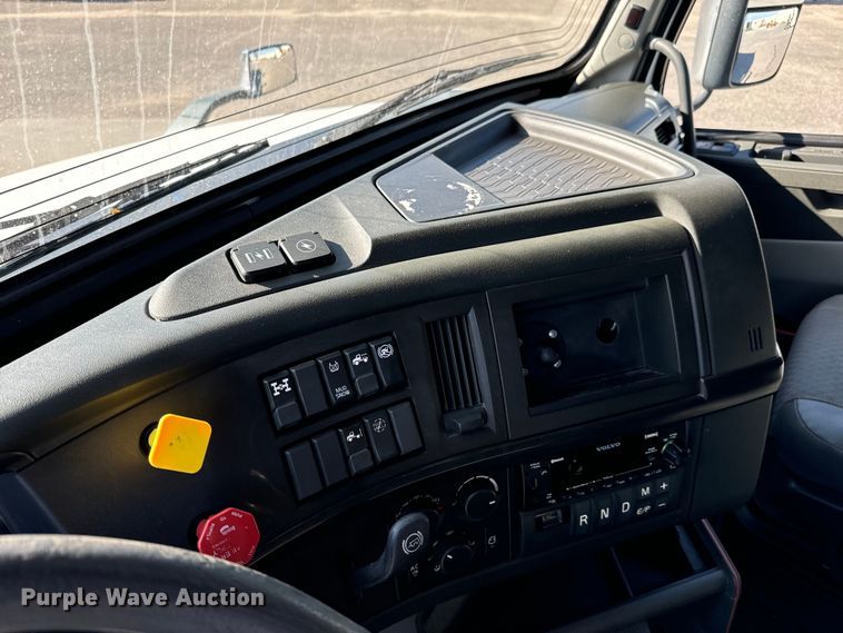 image for item MV9056 2019 Volvo VNL semi truck