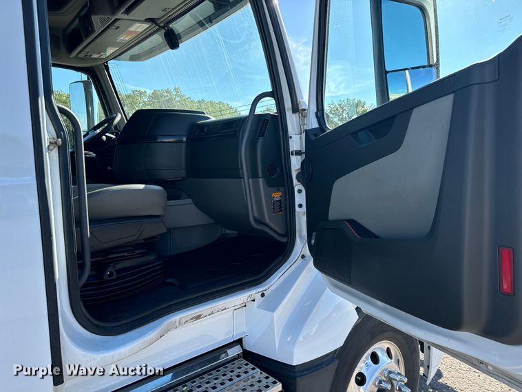 image for item MV9056 2019 Volvo VNL semi truck