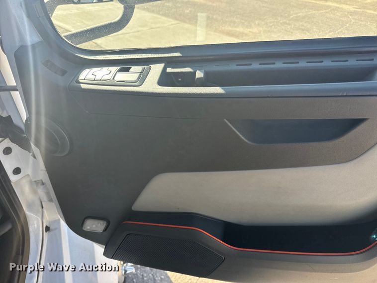 image for item MV9056 2019 Volvo VNL semi truck