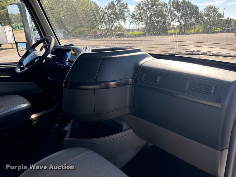 image for item MV9056 2019 Volvo VNL semi truck