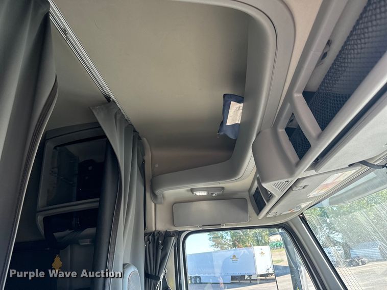 image for item MV9056 2019 Volvo VNL semi truck