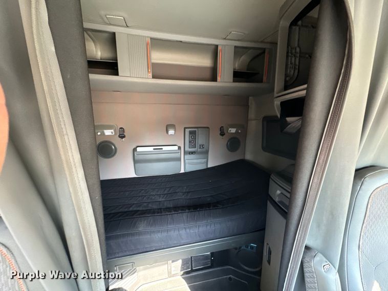 image for item MV9056 2019 Volvo VNL semi truck