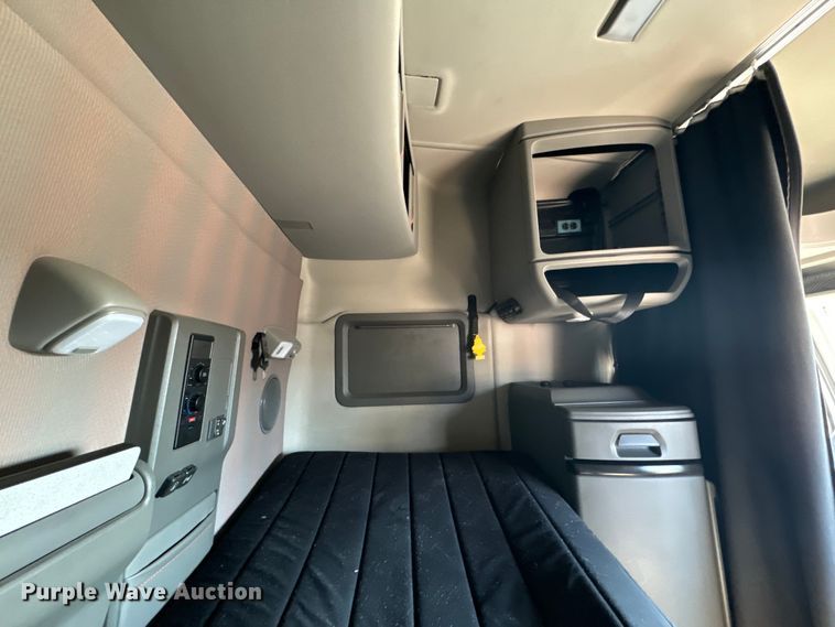 image for item MV9056 2019 Volvo VNL semi truck