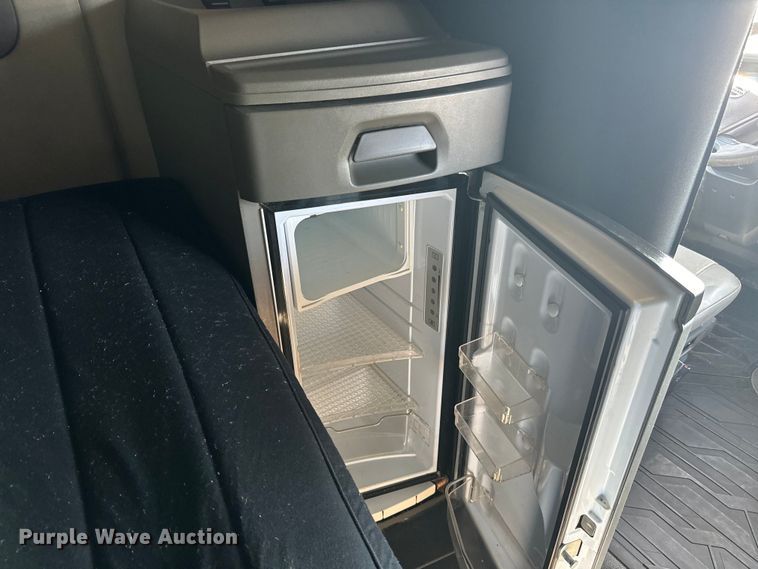 image for item MV9056 2019 Volvo VNL semi truck