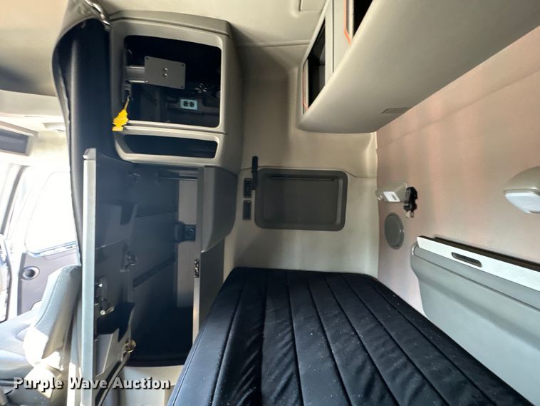 image for item MV9056 2019 Volvo VNL semi truck