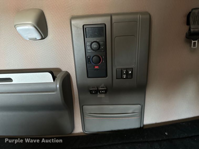 image for item MV9056 2019 Volvo VNL semi truck