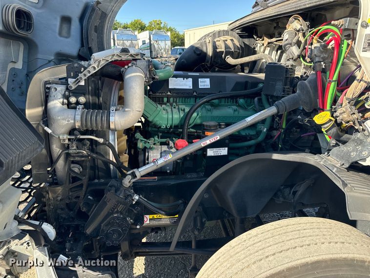 image for item MV9056 2019 Volvo VNL semi truck