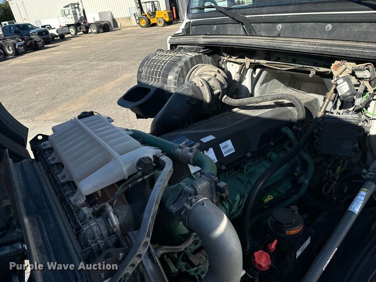 image for item MV9056 2019 Volvo VNL semi truck