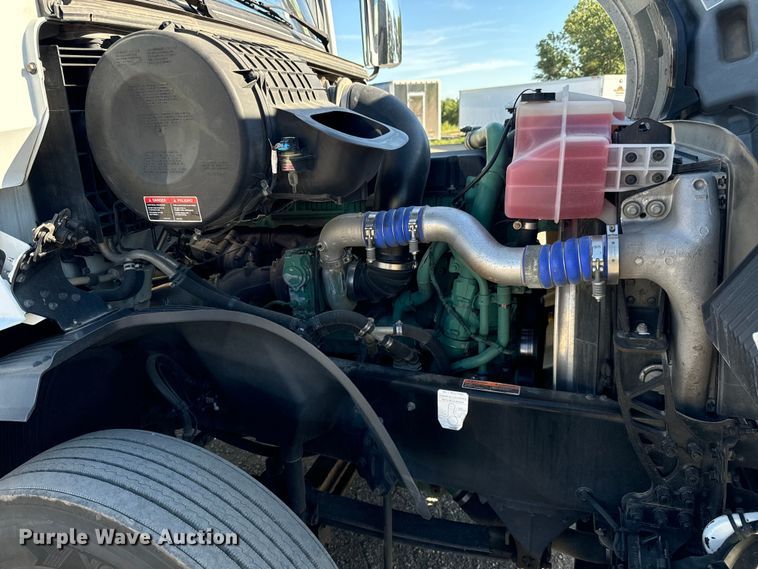 image for item MV9056 2019 Volvo VNL semi truck