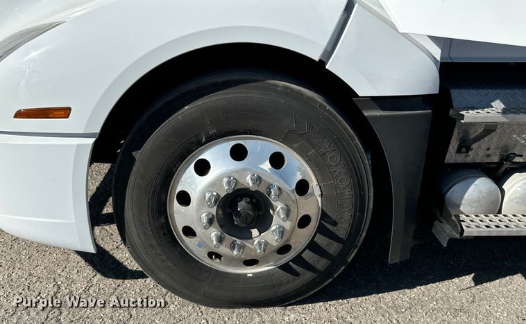 image for item MV9056 2019 Volvo VNL semi truck