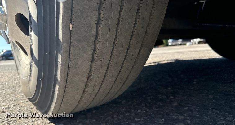 image for item MV9056 2019 Volvo VNL semi truck