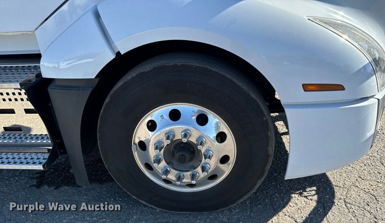 image for item MV9056 2019 Volvo VNL semi truck