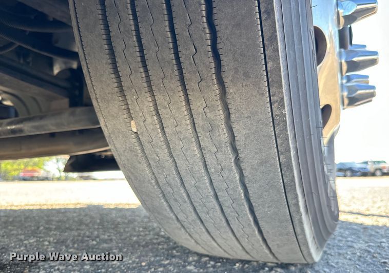 image for item MV9056 2019 Volvo VNL semi truck