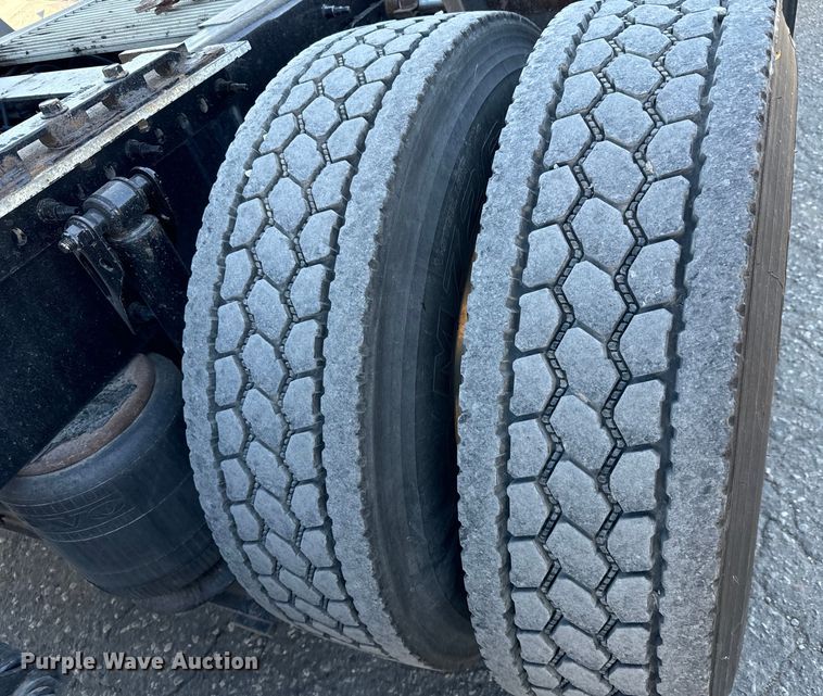 image for item MV9056 2019 Volvo VNL semi truck