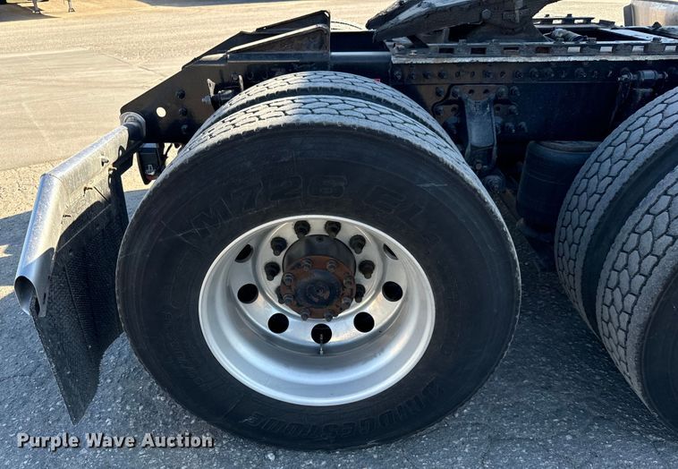 image for item MV9056 2019 Volvo VNL semi truck