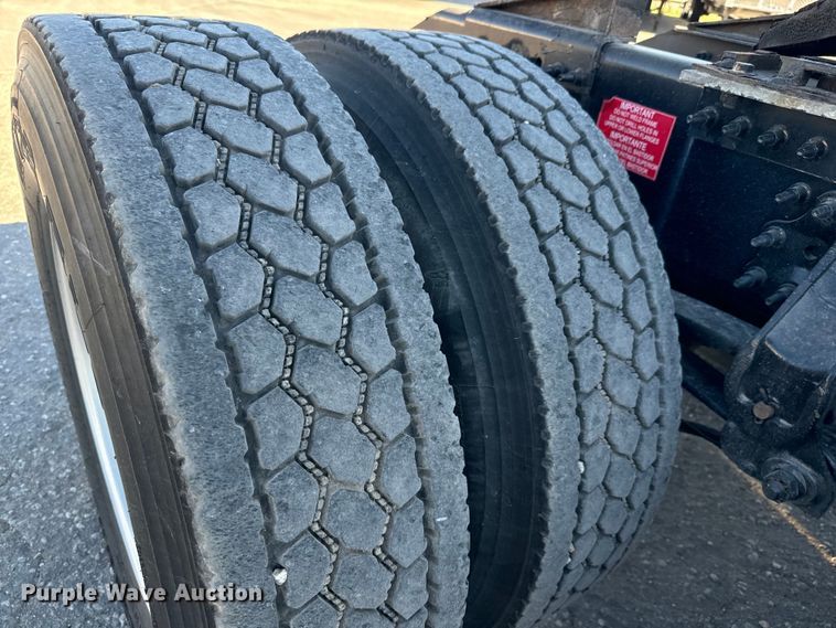 image for item MV9056 2019 Volvo VNL semi truck