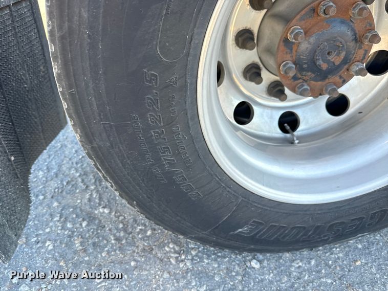 image for item MV9056 2019 Volvo VNL semi truck