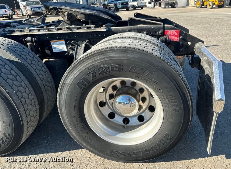 image for item MV9056 2019 Volvo VNL semi truck