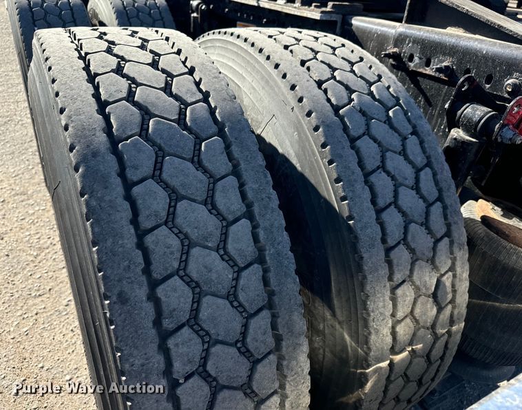 image for item MV9056 2019 Volvo VNL semi truck