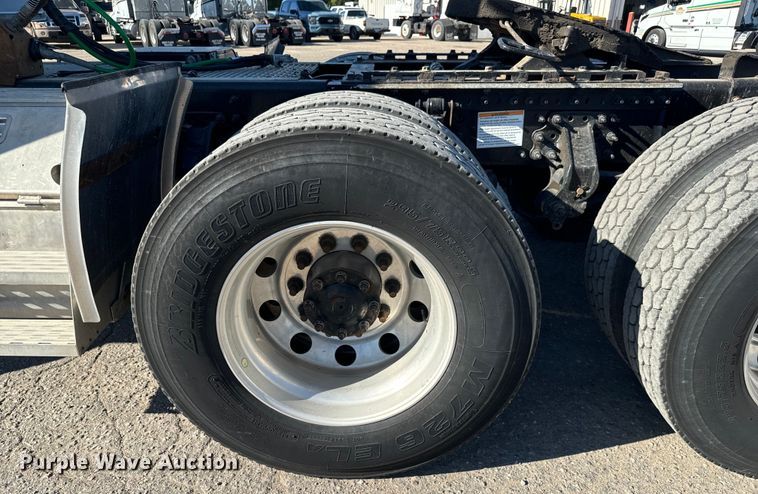 image for item MV9056 2019 Volvo VNL semi truck