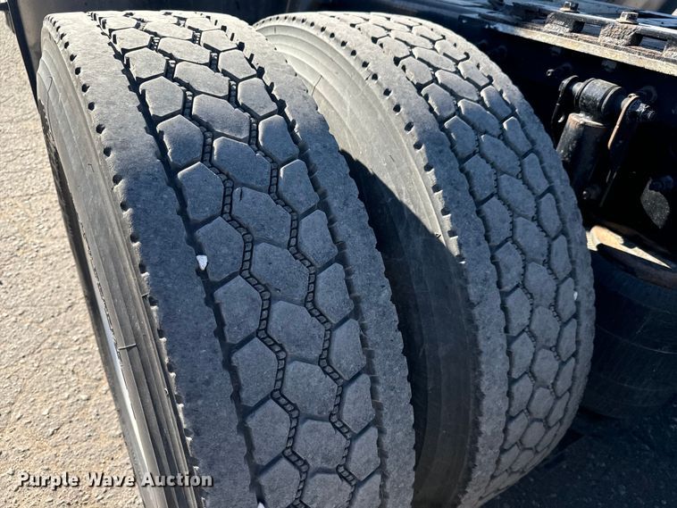 image for item MV9056 2019 Volvo VNL semi truck