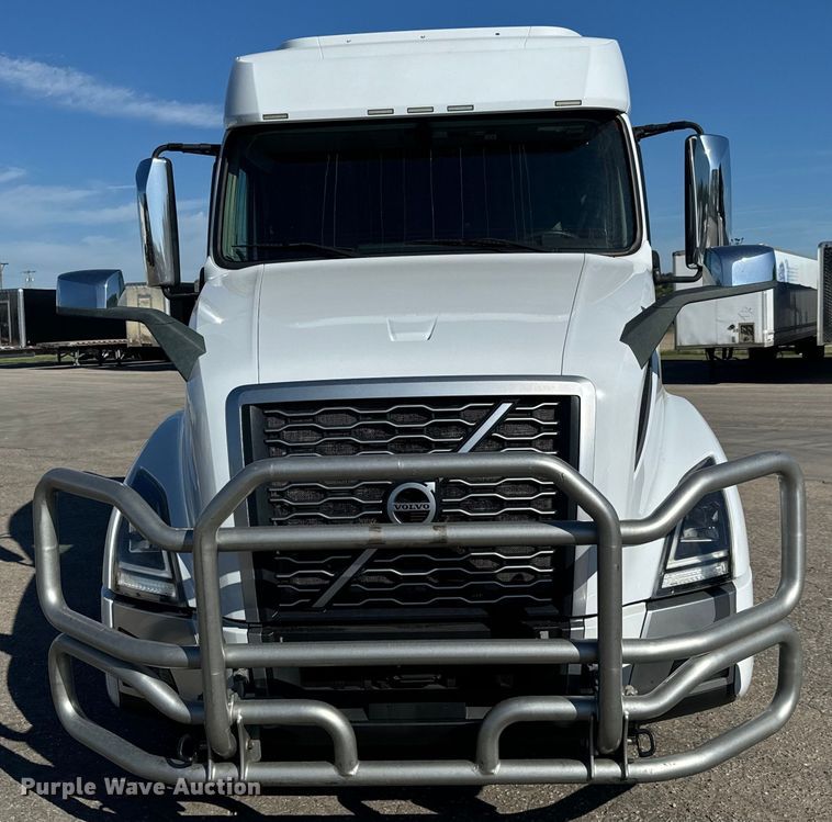 image for item MV9057 2020 Volvo VNL semi truck