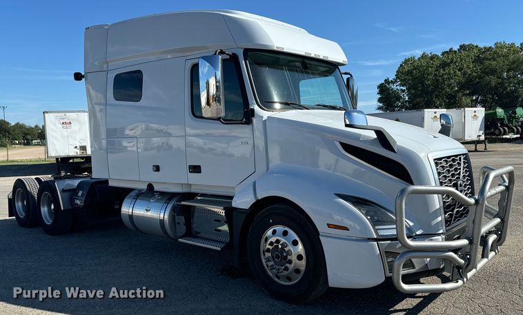 image for item MV9057 2020 Volvo VNL semi truck