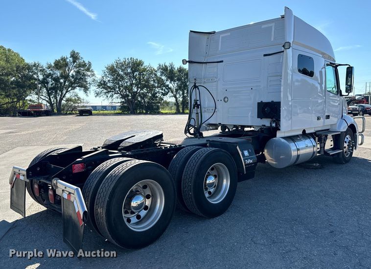 image for item MV9057 2020 Volvo VNL semi truck