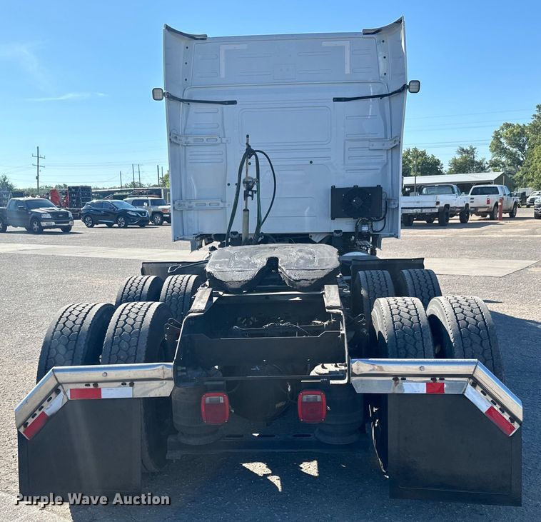 image for item MV9057 2020 Volvo VNL semi truck