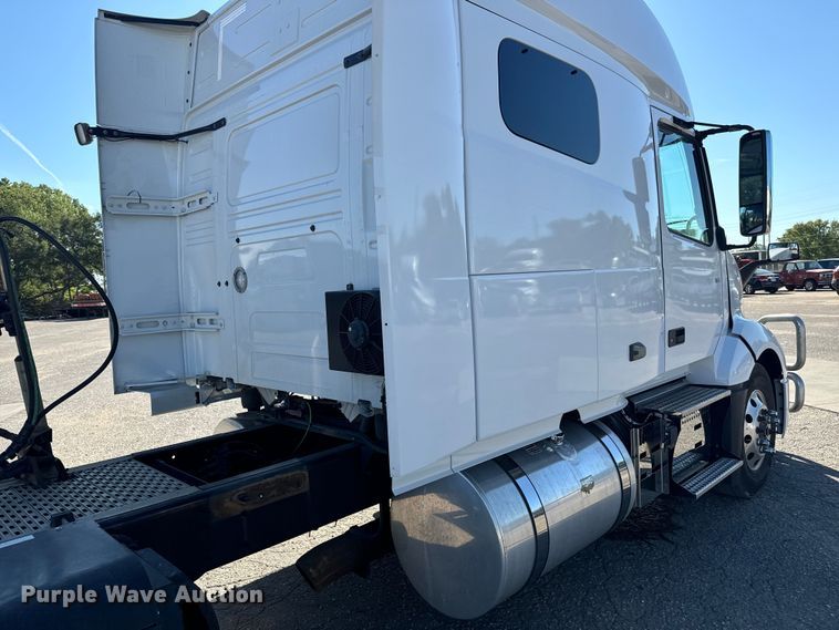 image for item MV9057 2020 Volvo VNL semi truck