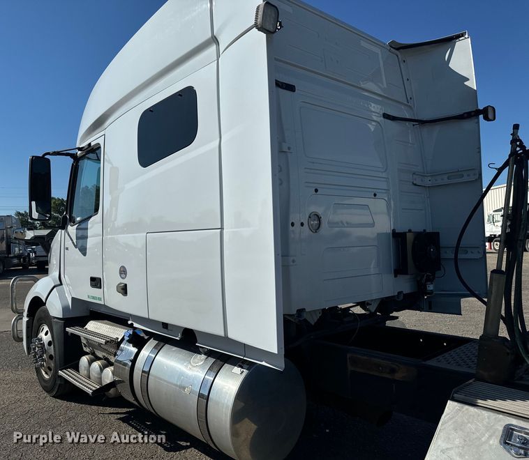 image for item MV9057 2020 Volvo VNL semi truck