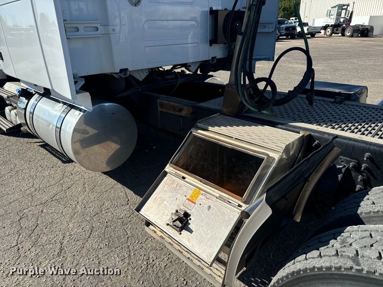 image for item MV9057 2020 Volvo VNL semi truck