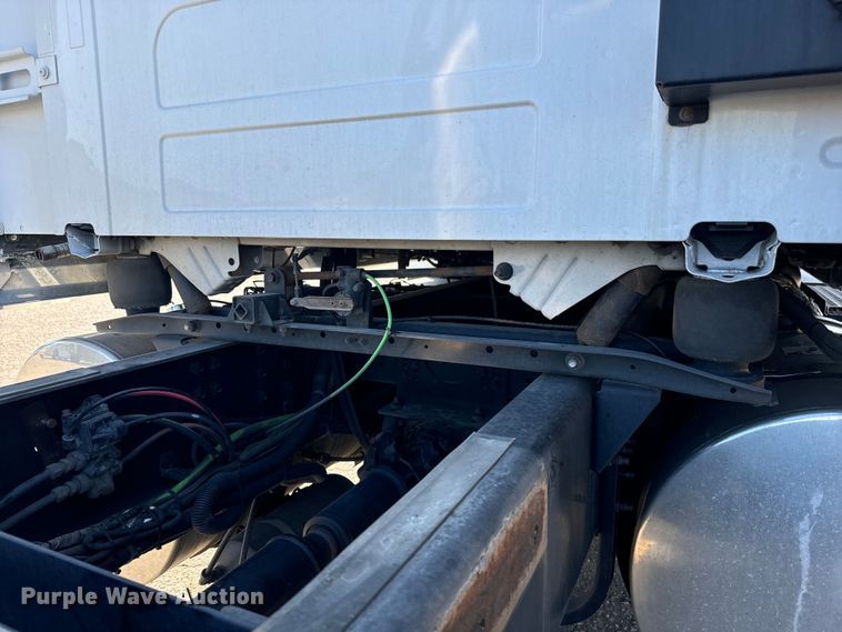 image for item MV9057 2020 Volvo VNL semi truck