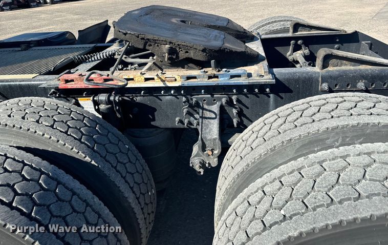 image for item MV9057 2020 Volvo VNL semi truck