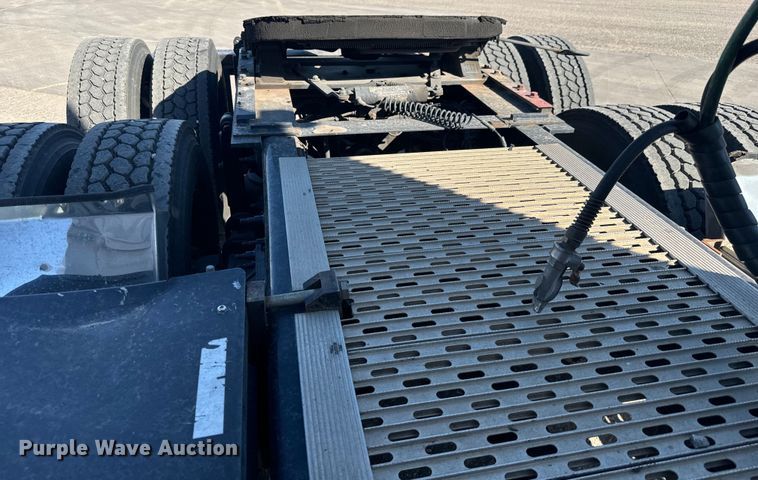 image for item MV9057 2020 Volvo VNL semi truck