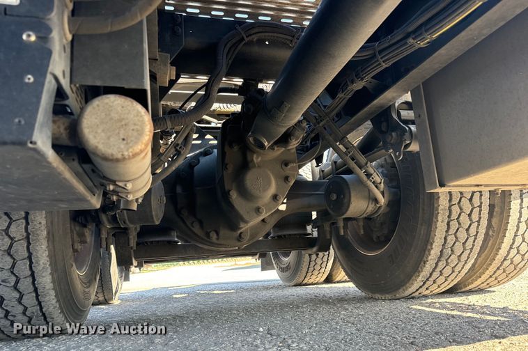 image for item MV9057 2020 Volvo VNL semi truck