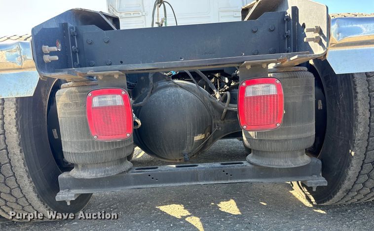 image for item MV9057 2020 Volvo VNL semi truck